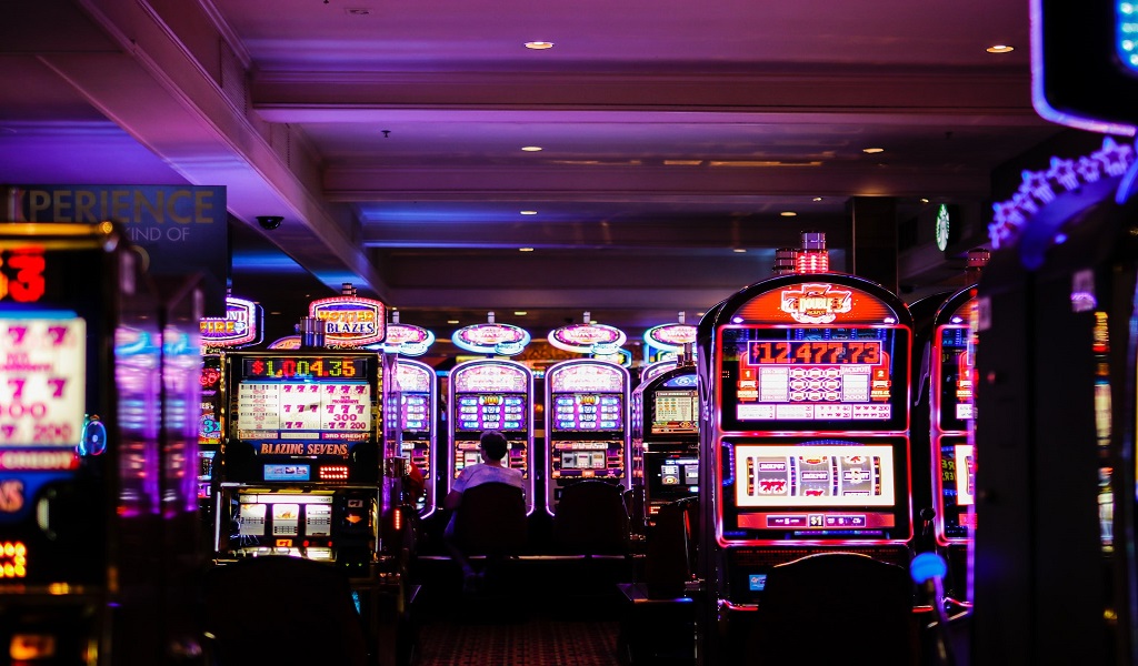 8-reasons-why-people-love-to-play-online-slot-games
